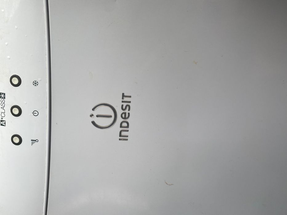 Combina indesit albă