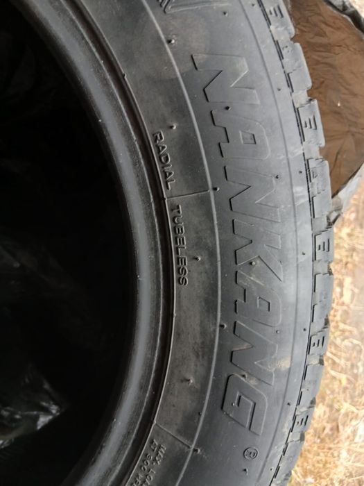 Продаются зимние шины R16 с шипами