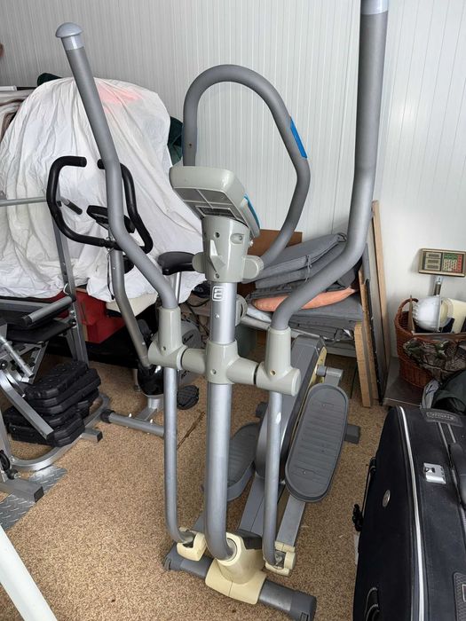 Banda de alergat, bicicleta si doua steppere