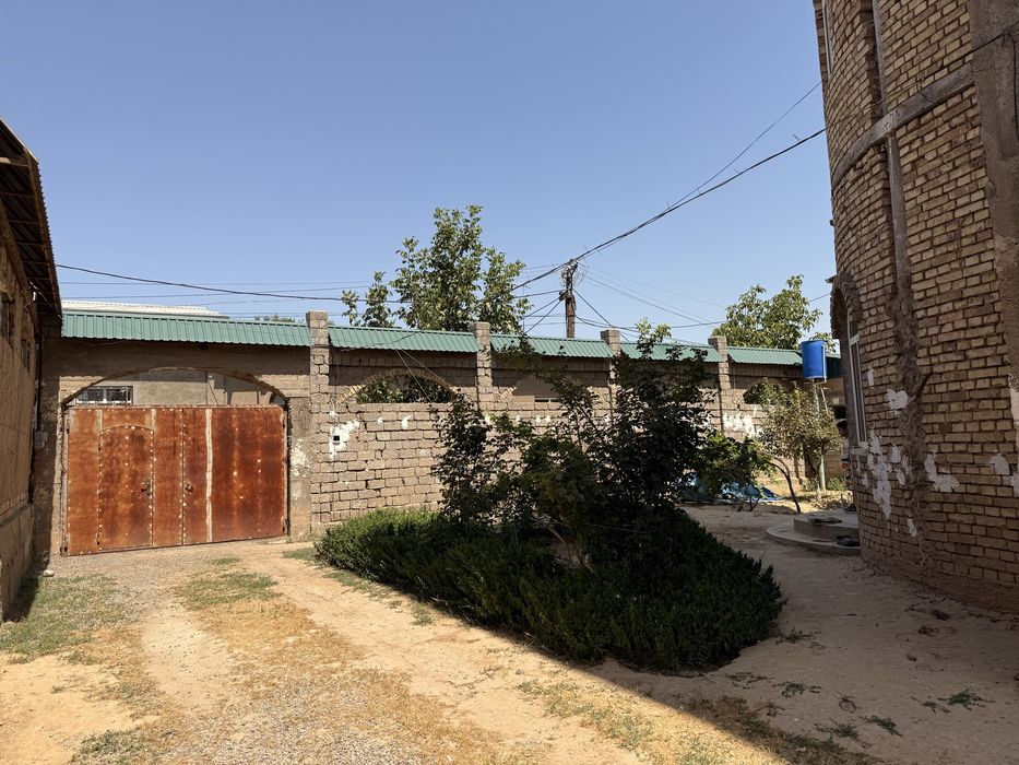 Уй сотилади, яхшигина ер майдони хам бор