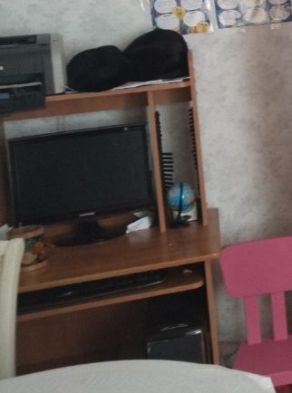 Компьютер, стол.