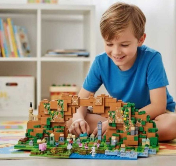 Конструктор за изграждане Minecraft World 836 части с LED светлини