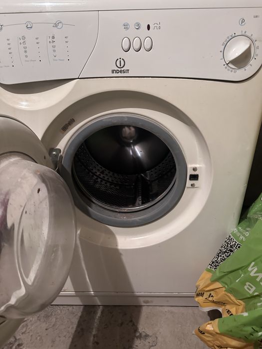 Стриалка indesit работает