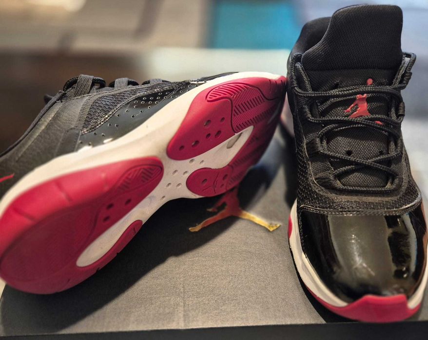 Vand 2 perechi Jordan, originali cu cutiile originale.