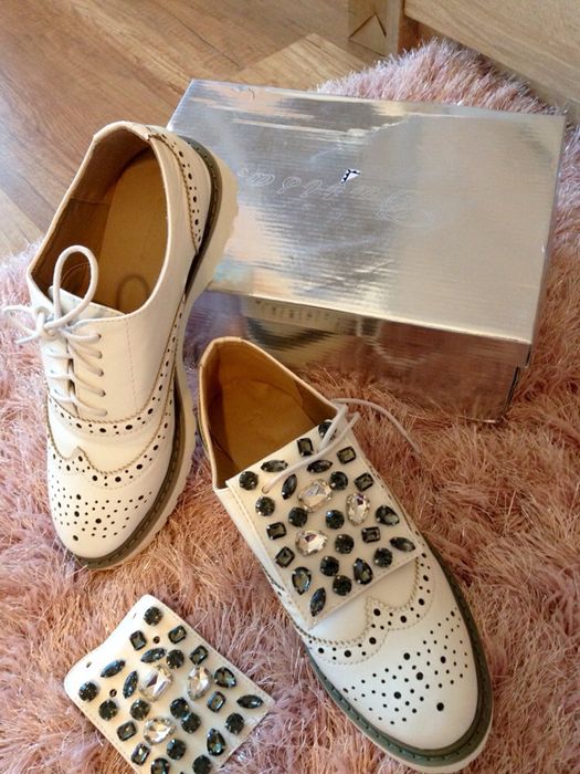 нови бели и златисти обувки.