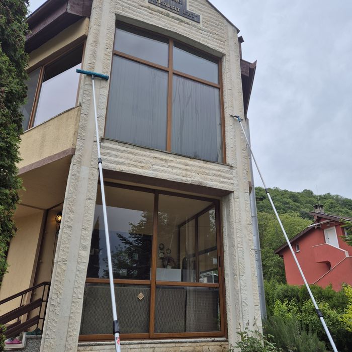 Професионално почистване на стъкла услугата се извършва и по домовете