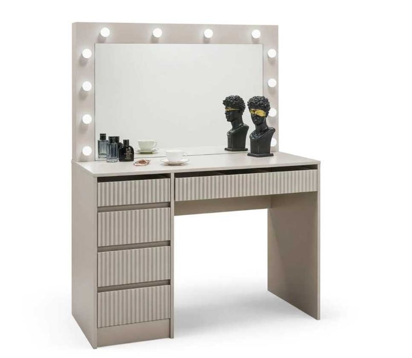 Mobilier masuta de machiaj