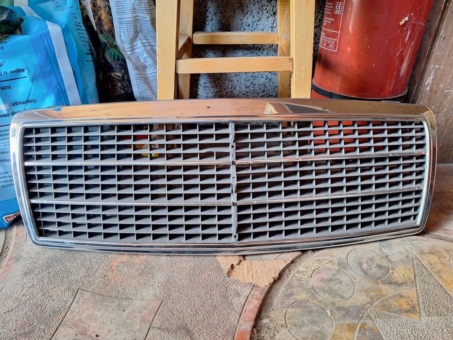 Декоративна Решетка Във Предния Капак  Mercedes C-Class от 1993-2001 Г