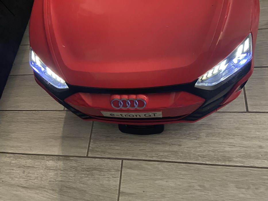 Детска акумулаторна кола Audi e-tron GT – Перфектният подарък с НОВА батерия!