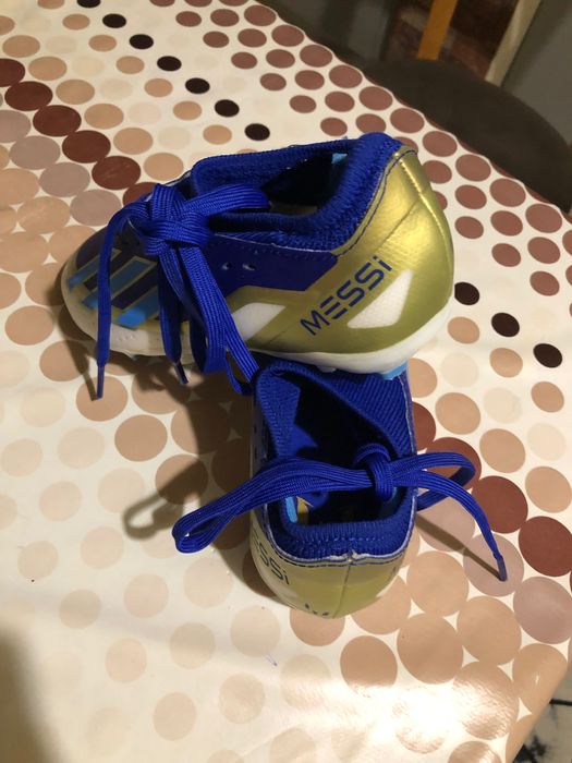 Детски футболни бутонки