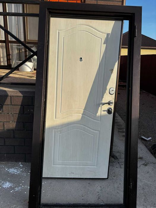 Продам б/у двери для частного дома.