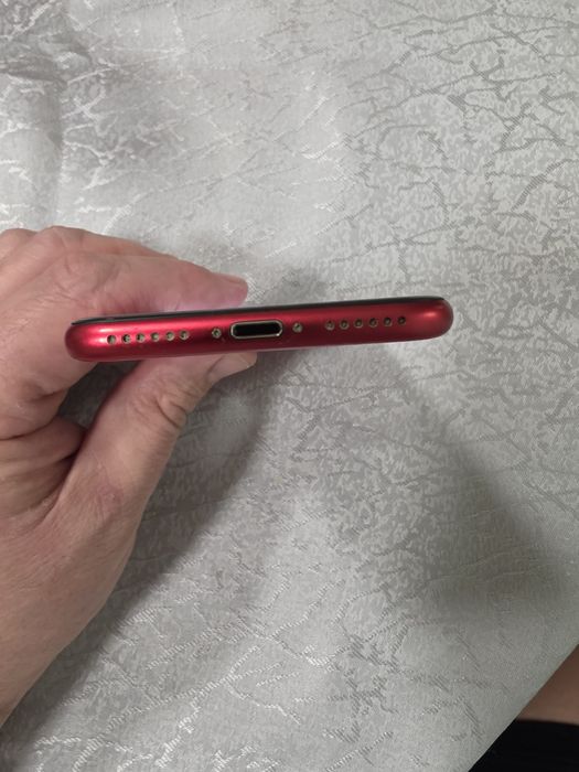 Продавам iPhone SE 2020 с 64GB