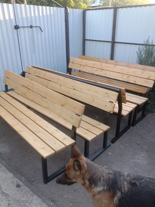 Лавочки. Лиственница , сосна .