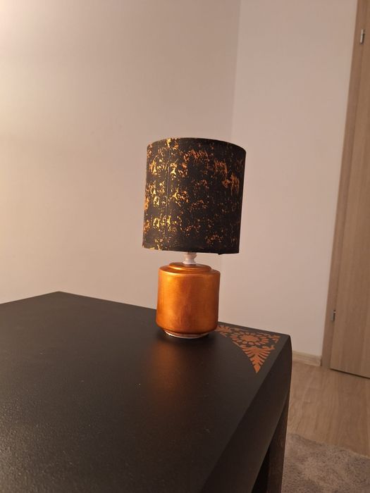 Set decorativ exclusivist din lemn masiv – masă de cafea înaltă & mini lampă