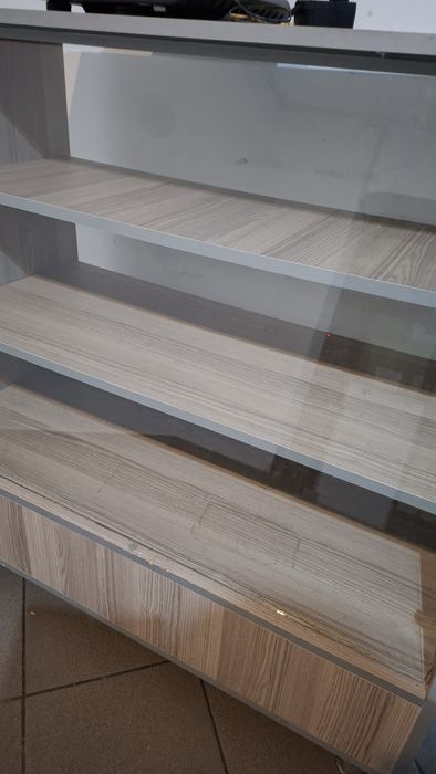 Vând frigider,tejghea magazin si caseta luminoasa