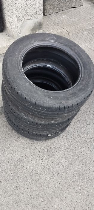 Летни гуми втора употреба - три броя.