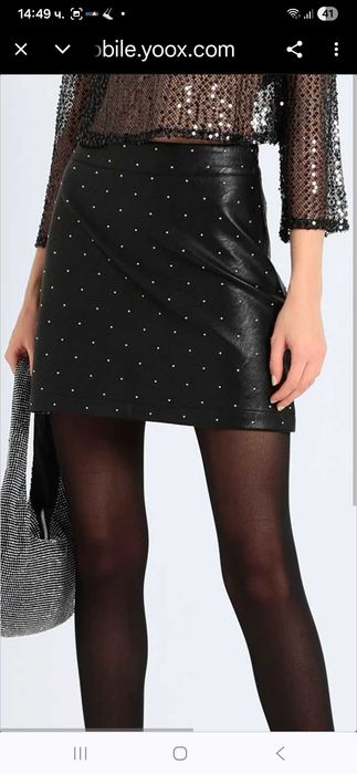 Къса кожена пола със сребристи капси