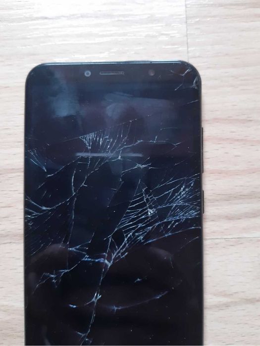 Телефон HUAWEI, работещ и заключен с пукнат дисплей