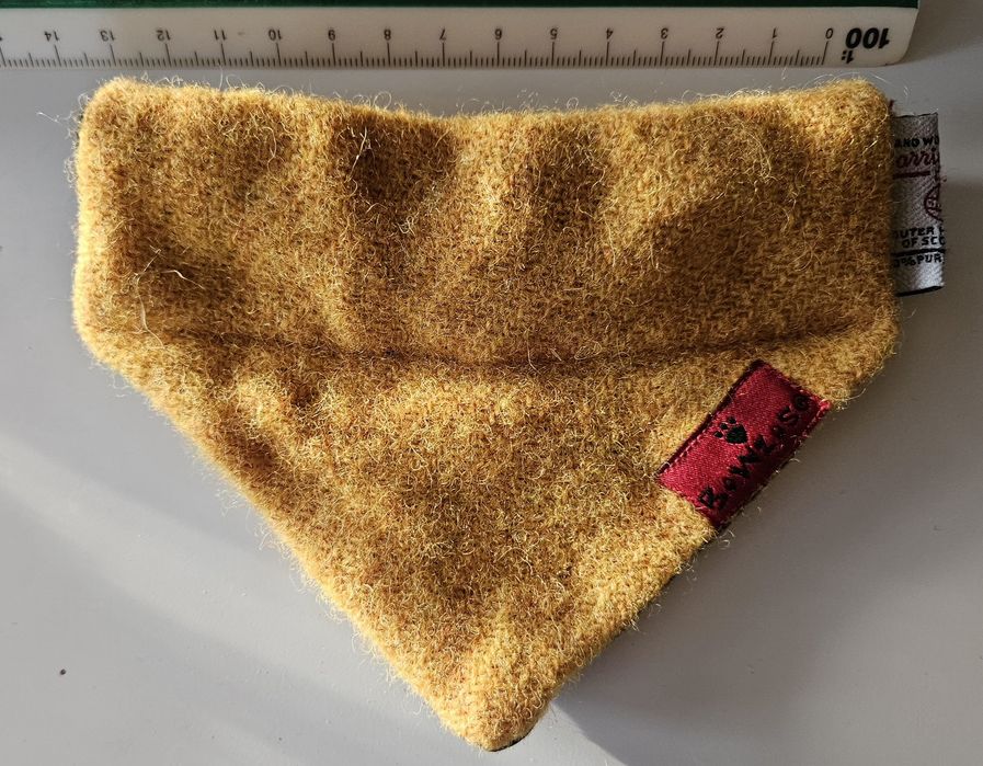 Batic caini/pisicii,  mustar, din lana merino 100% scotiana, noua