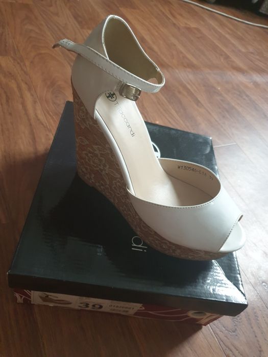 Босоножки женские