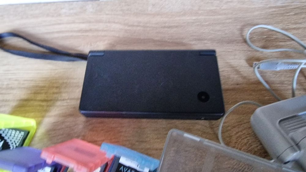 Конзола NINTENDO DS ,зарядно и игри