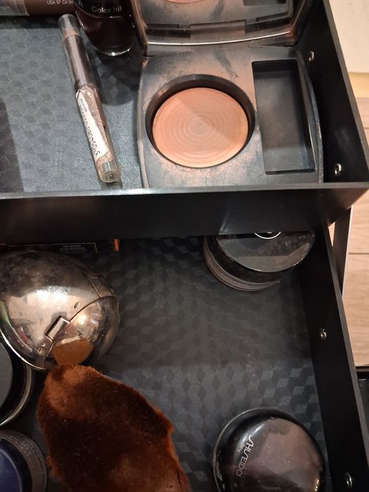 Куфар с гримове за 180 лв.