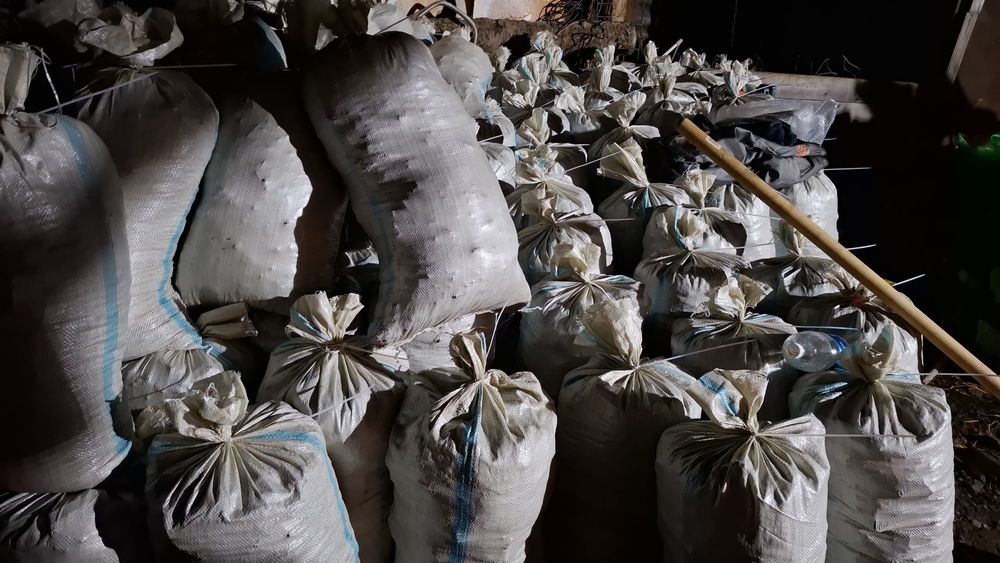 Уголь дрова в мешках.