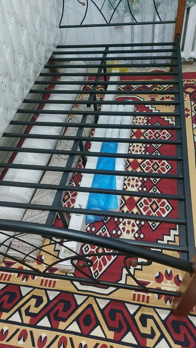 Кровать с матрацем