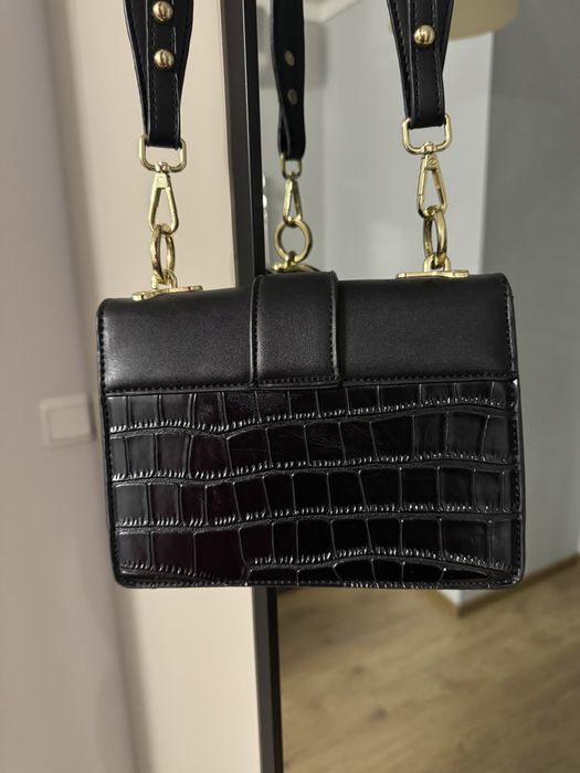 Чанта в черно със златисти елементи