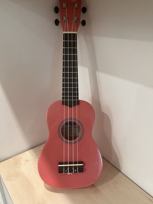 Продам укулеле розовое
