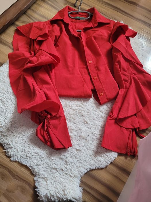 Дълга червена риза