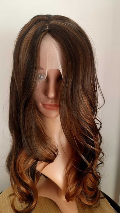 Парти тъмно кафява синтетична перука с руси кичури , на път, 65 см