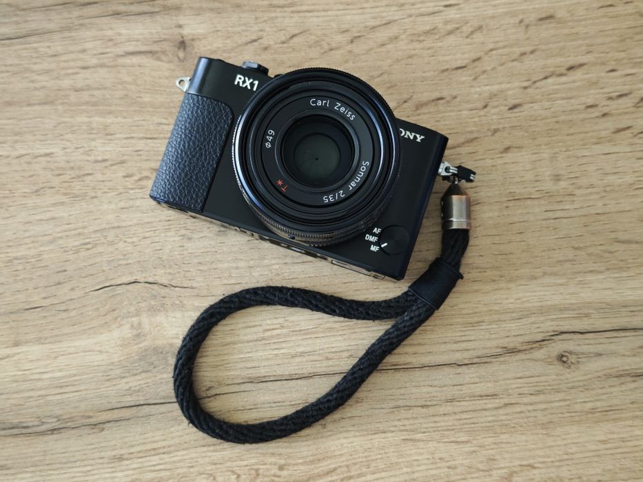 Sony RX1 (Full-Frame, Zeiss Sonnar 35/2)