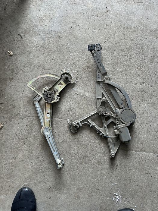 на мерседес 190 все запчасти смотрите фото.