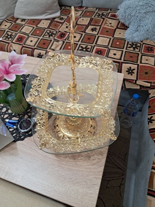 Продавам изключително стилна и елегантна двуетажна фруктиера (сервиз з