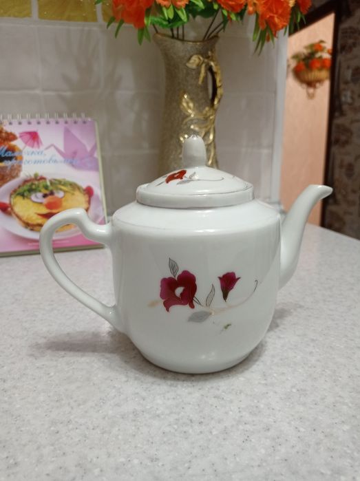 Продам чайники , посуда