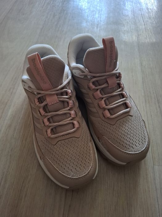 Совершенно новые кроссовки продам