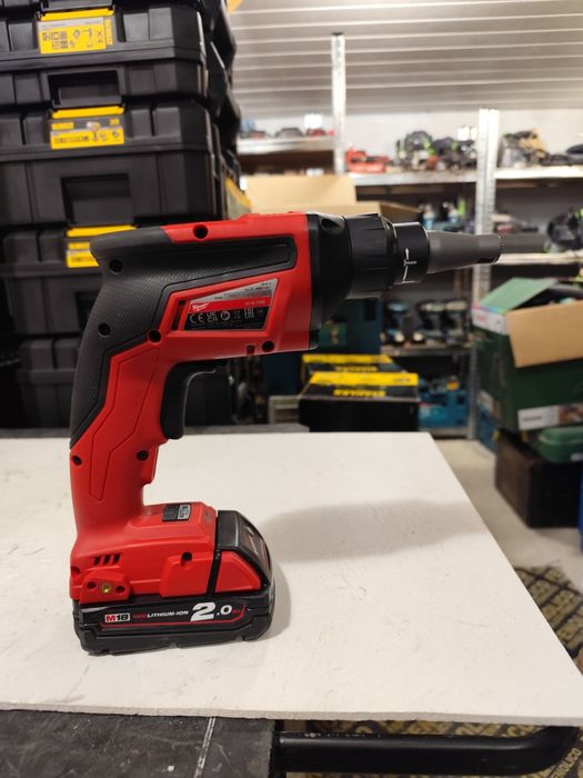 Акумулаторен безчетков винтоверт за гипсокартон Милуоки Milwaukee + 2A