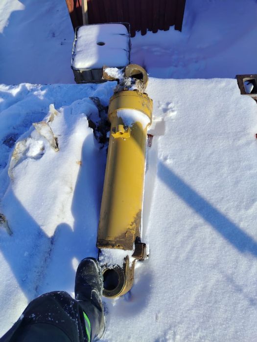 Гидроцилиндр ковша на погрузчик