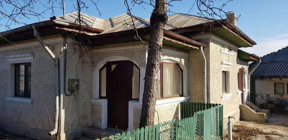 Casă cu  teren de vânzare
