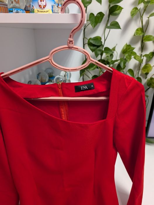 Rochie rosie cu deculteu pe o parte