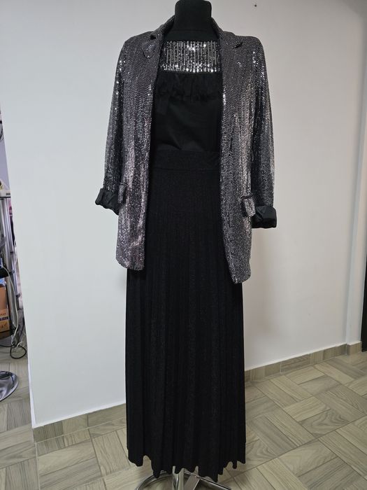 Fusta neagra plisata cu glitter, model superb