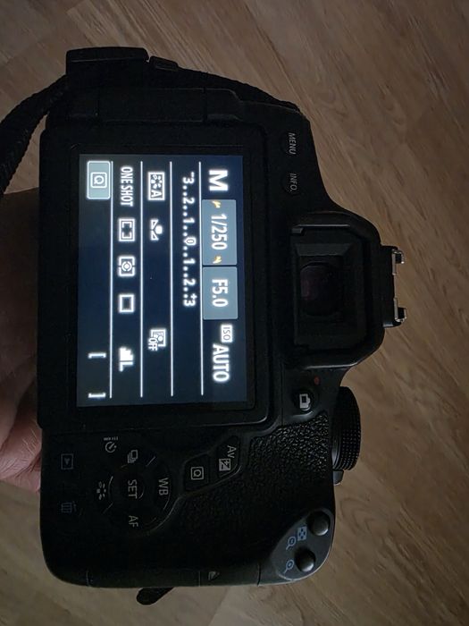 Фотоапарат CANON 750 D