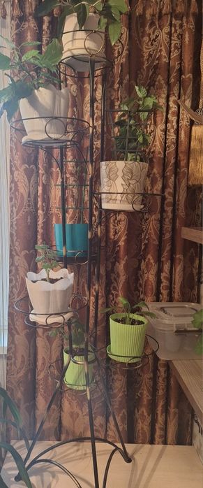 Продам подставку для комнатных цветов на 7 горшков .