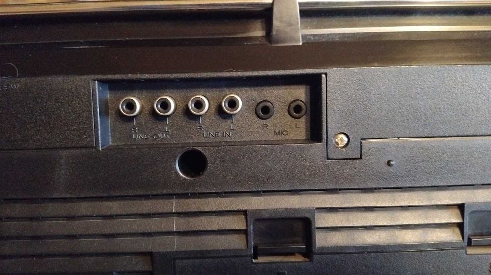 Радиокасетофон Hitachi TRK-7620E 3D Super Woofer