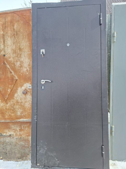 Продам входную железную дверь