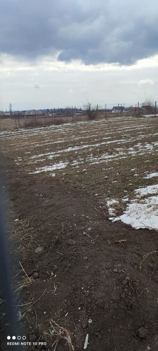 Vând pământ intravilan