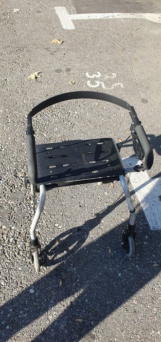 Căruț pliabil pentru persoane cu dizabilitati