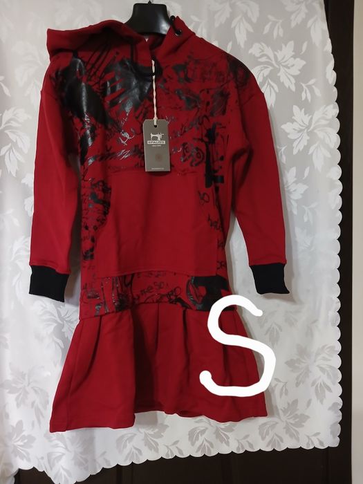 Дамски дрехи от затворен магазин.