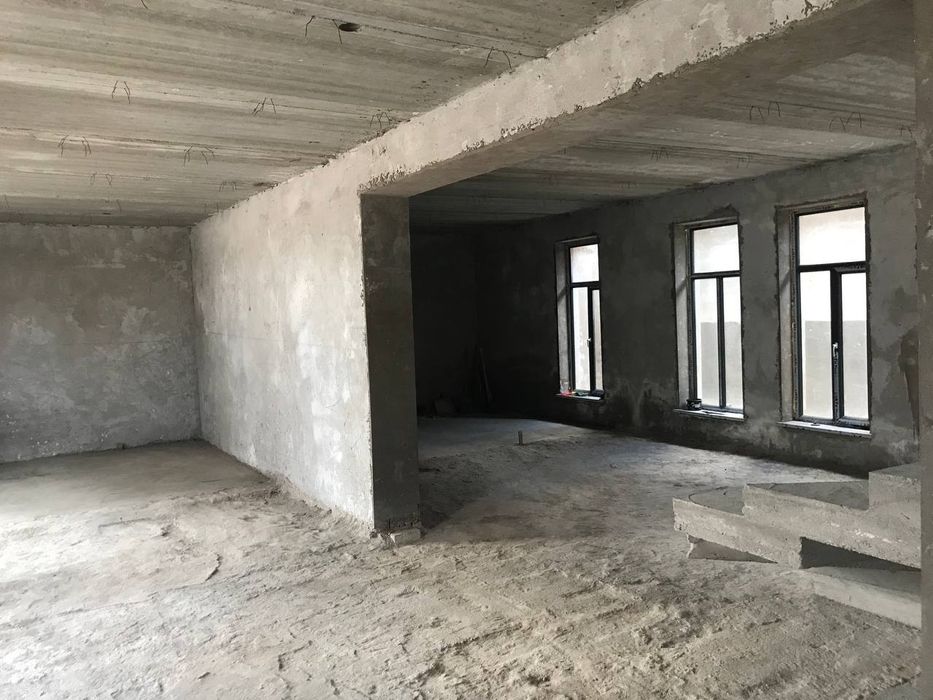 ДУРМОНДА СРОЧНО Участка 2 этажный сотилади. Нархи келишилади..